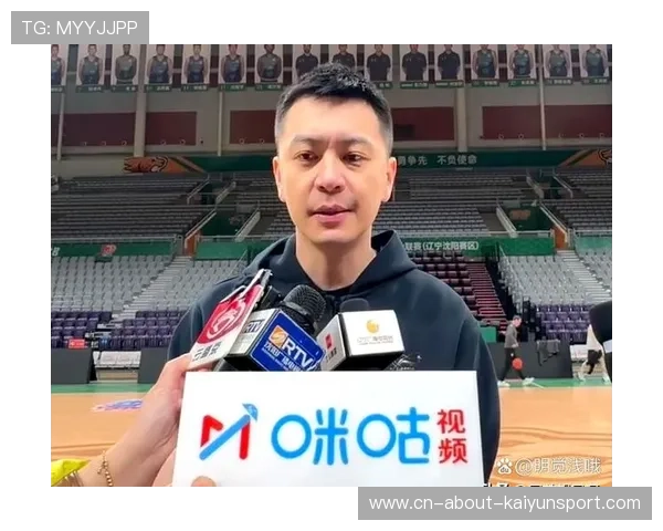 杨鸣谈质疑 球员们保持高昂斗志，杨鸣接受采访